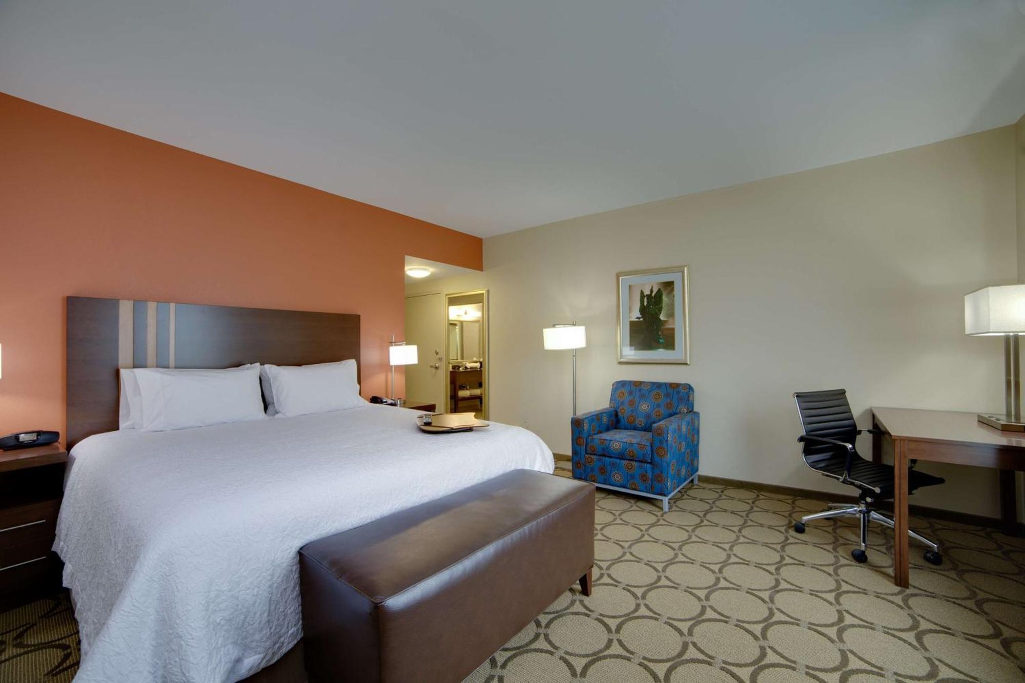 Hampton Inn & Suites Philadelphia/Бенсалем Экстерьер фото