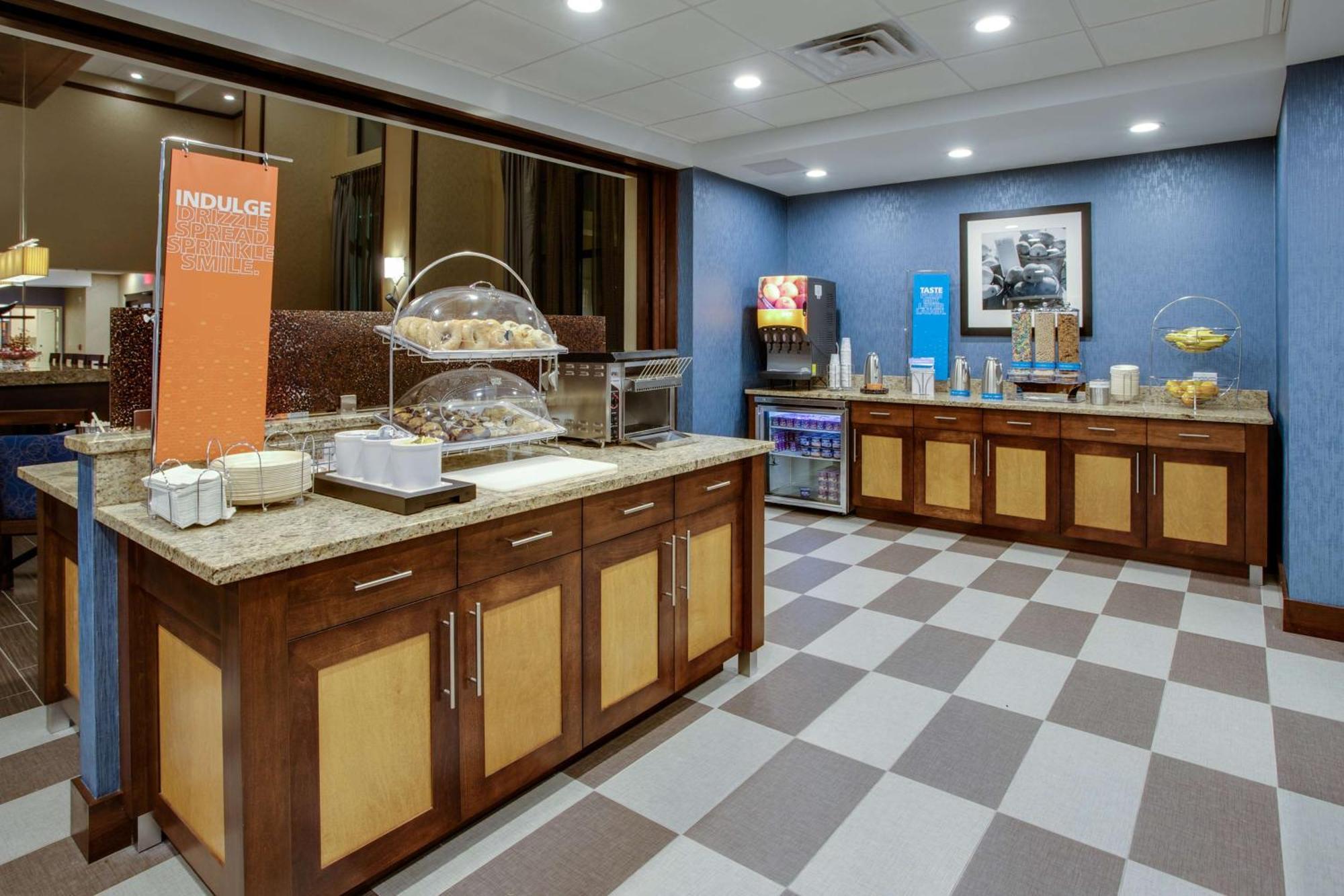 Hampton Inn & Suites Philadelphia/Бенсалем Экстерьер фото